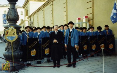 Das Orchester mit Minister Huber vor der Staatskanzlei